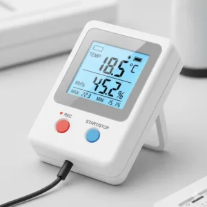 Digitaler Datalogger Temperatur Feuchtigkeit zeigt Messwerte auf dem Display an.