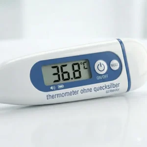 Kontaktloses Infrarot-Stirnthermometer als modernes thermometer ohne quecksilber für Familien.